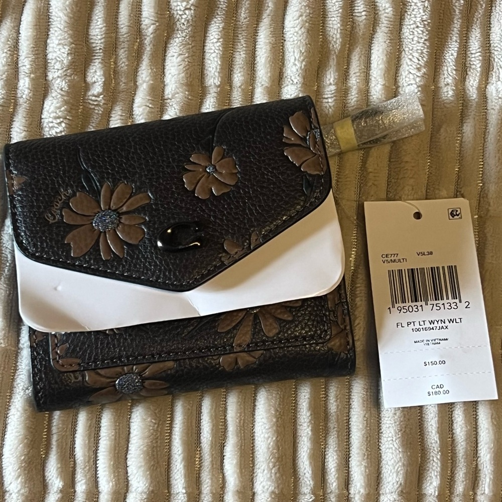 Rare Coach Wyn Small Wallet in Wildflower 🌸